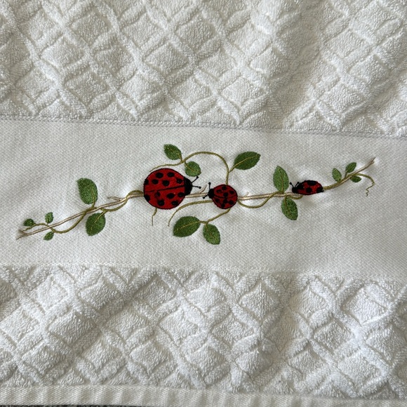 Bianca Jacquard by Mundotexil Embroidered Bath Towel - Picture 2 of 4